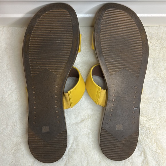 Steve Madden Dual Yellow Sandals - Picture 4 of 16